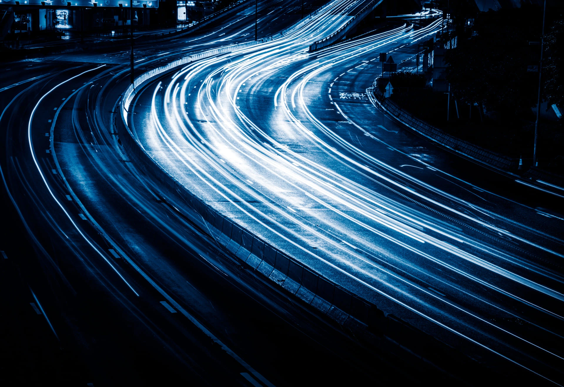 Illustration évoquant un flux de voitures sur la route, de nuit, via des lumières bleues