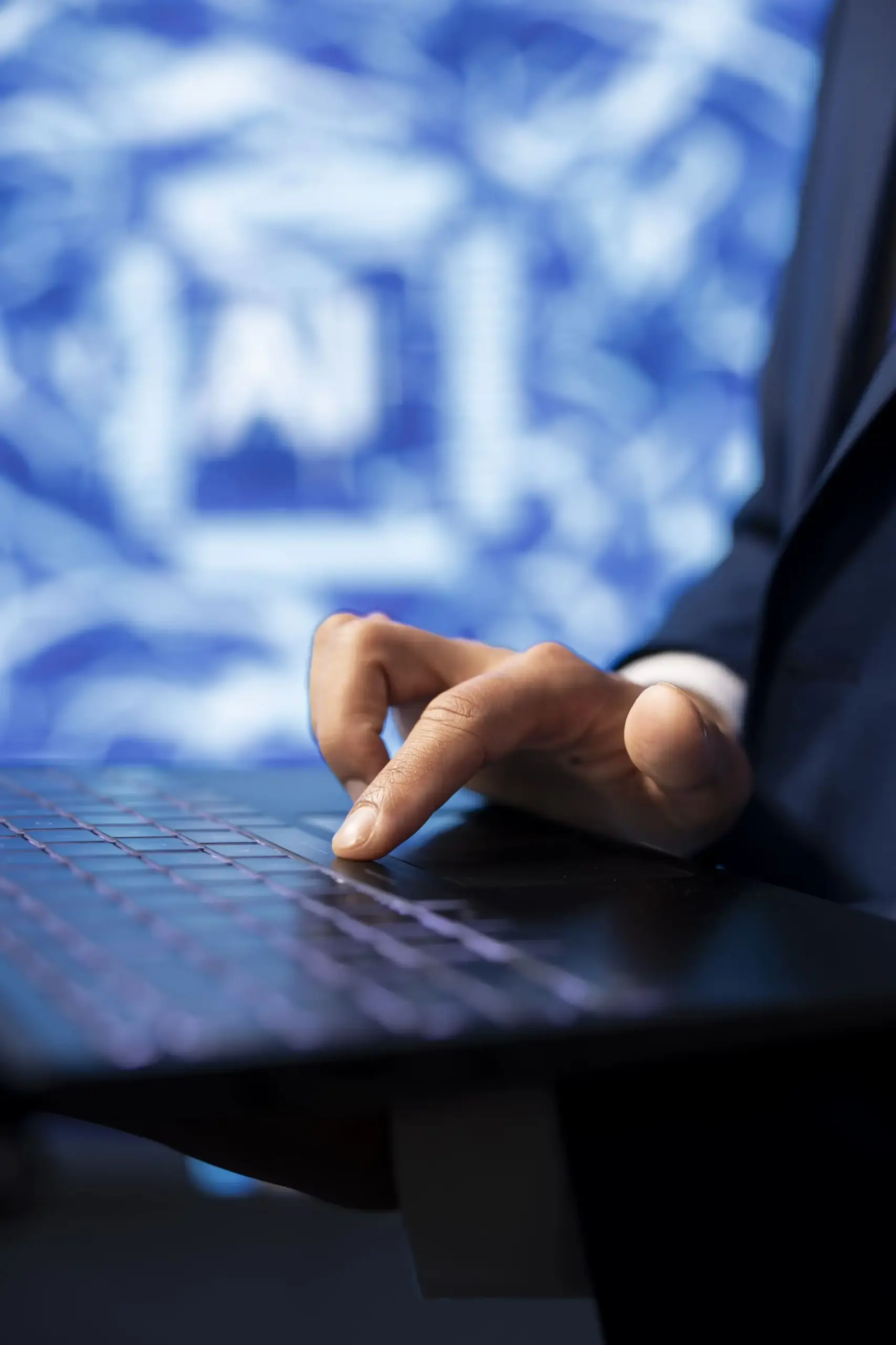 Homme sur son ordinateur devant un fond bleu